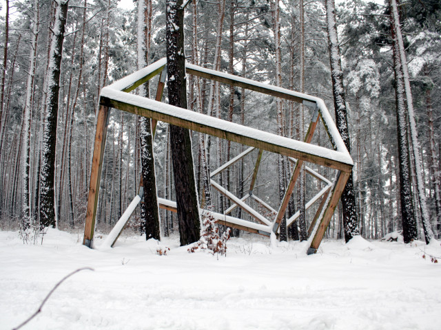 Kunstwerk "Unter Kiefern" im Winter • © Bansen/Wittig