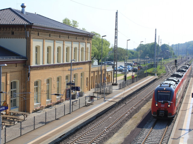 Stündlich kommt der Regionalexpress RE 7 aus Berlin/Potsdam am Fläming-Bahnhof Bad Belzig an. • © Juliane Wittig